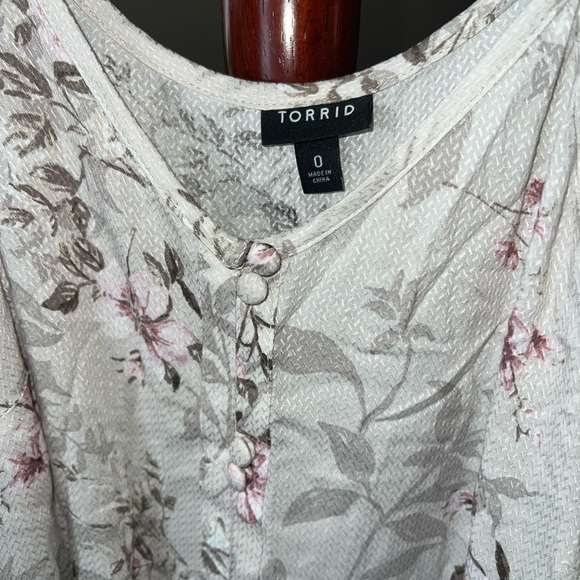 Torrid size 0 peplum floral cold shoulder top - Picture 3 of 4